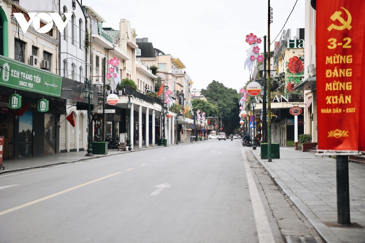 peaceful and tranquil hanoi on first day of lunar new year picture 7