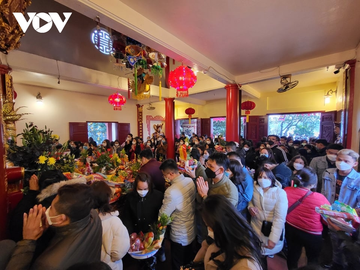 people flock to tay ho temple in first full moon festival picture 7