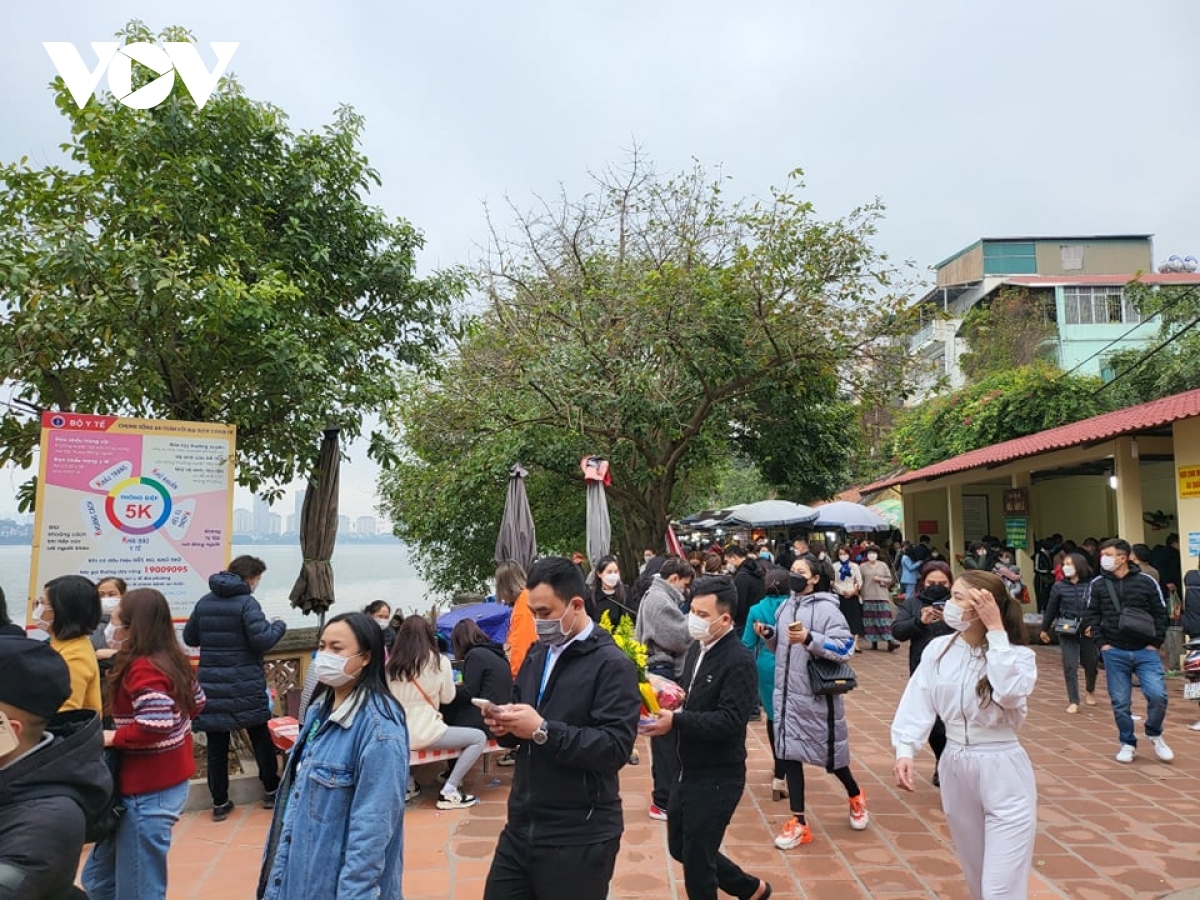 people flock to tay ho temple in first full moon festival picture 8