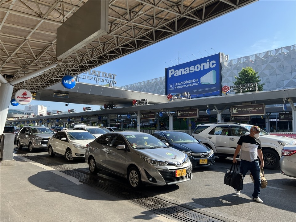 tan son nhat international airport busy on third day of first lunar month picture 2