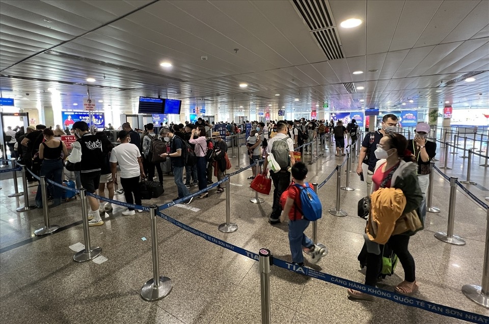 tan son nhat international airport busy on third day of first lunar month picture 7