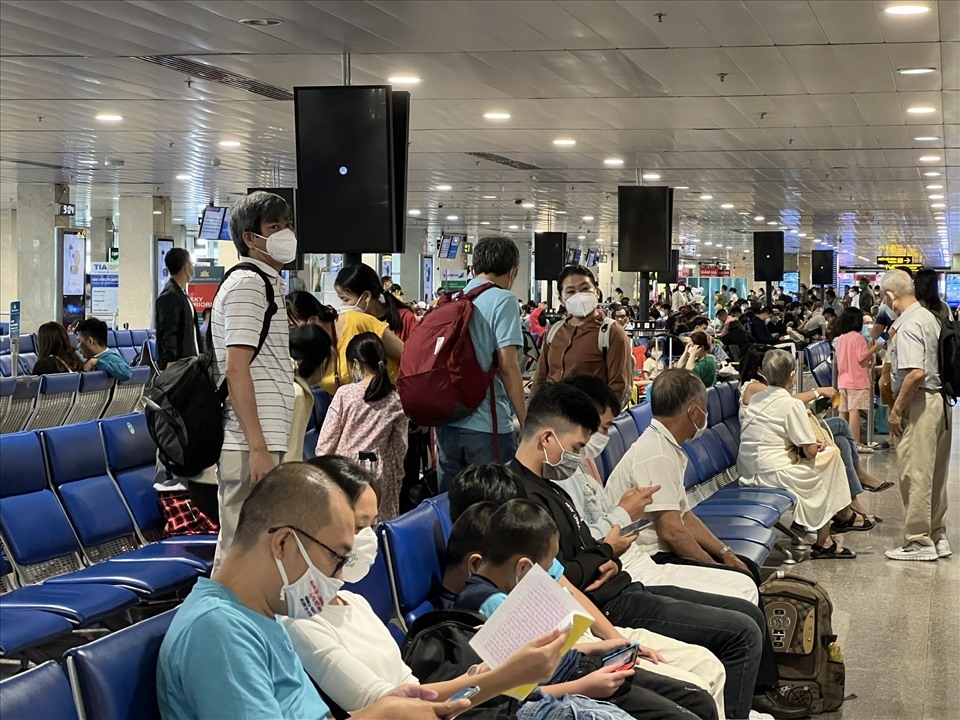 tan son nhat international airport busy on third day of first lunar month picture 9