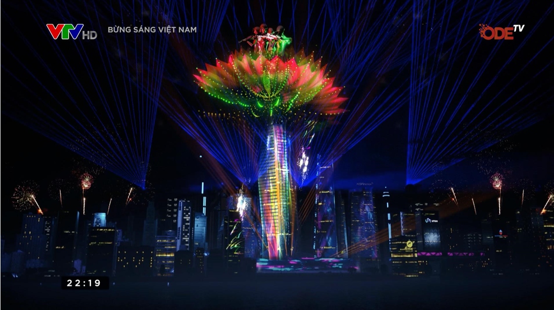Màn Lightingshow rực rỡ trong “Bừng sáng Việt Nam 2022”.