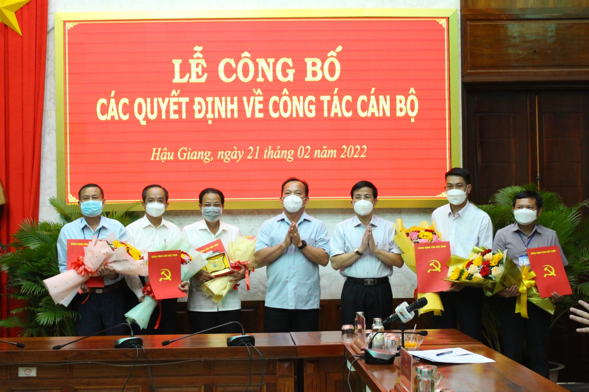 Hậu Giang công bố các quyết định về công tác cán bộ