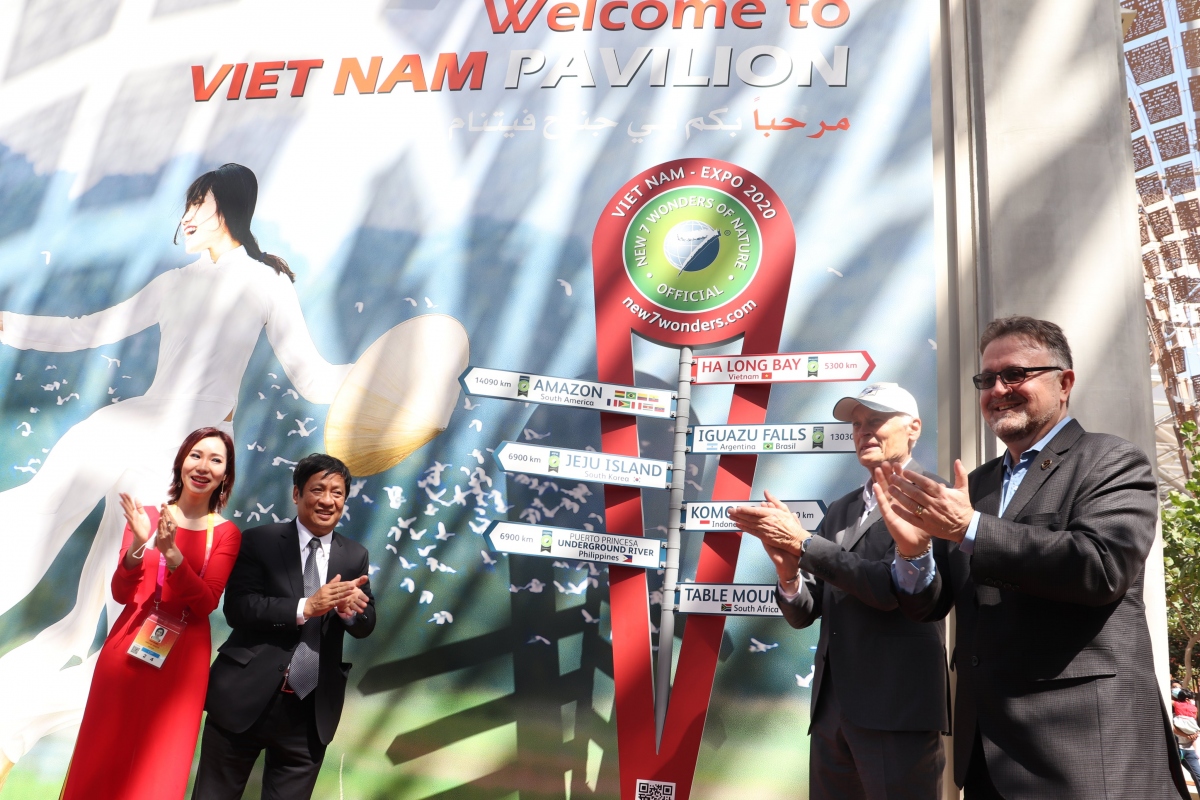 Ra mắt Cột mốc Kỳ quan mới của thế giới trong khuôn viên Nhà Triển lãm Việt Nam. Nguồn: Cục Hợp tác quốc tế, Bộ VHTT&amp;DL