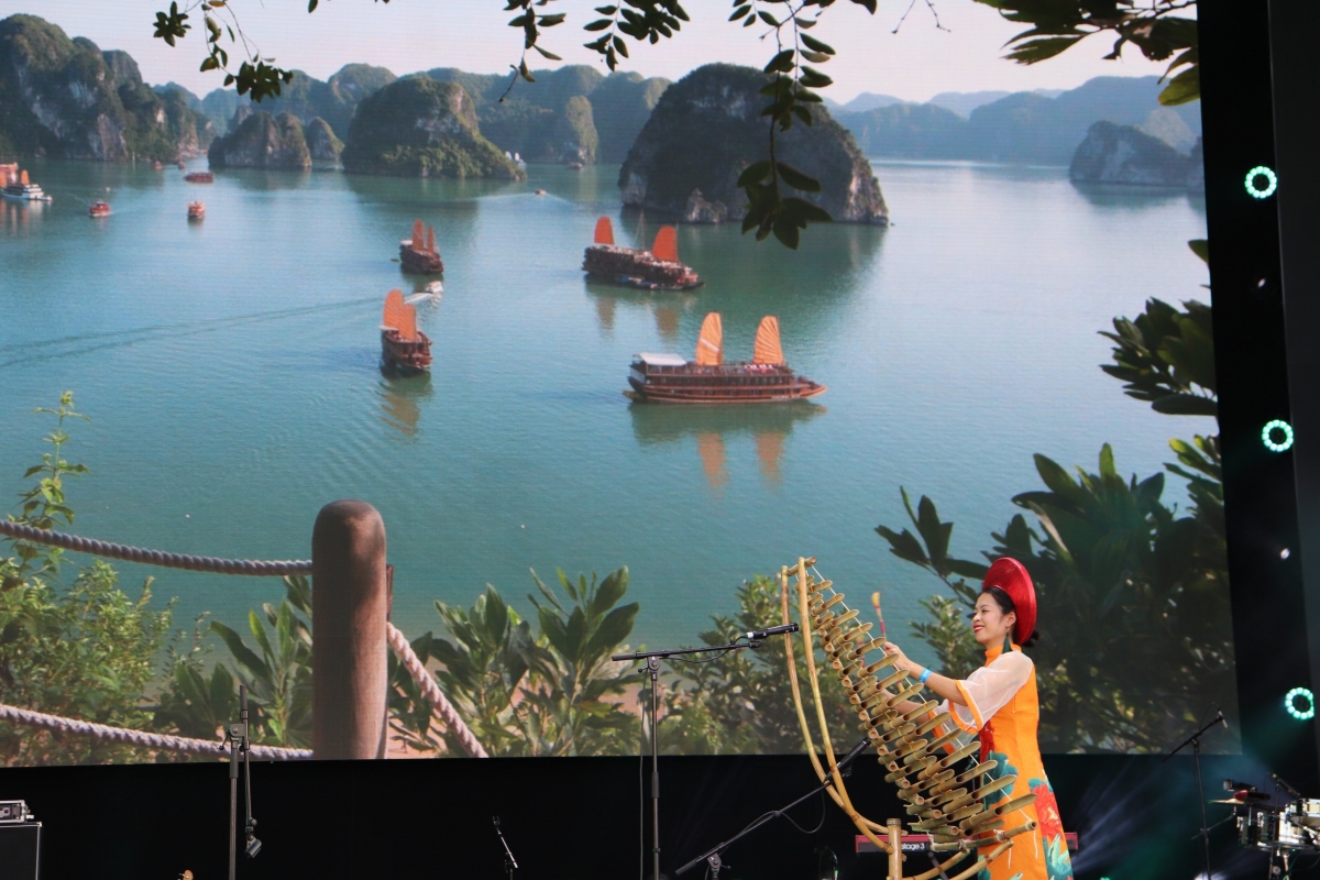 Các nghệ sĩ Việt Nam trình diễn với nền sân khấu là hình ảnh của Vịnh Hạ Long. Nguồn: Cục Hợp tác quốc tế, Bộ VHTT&amp;DL