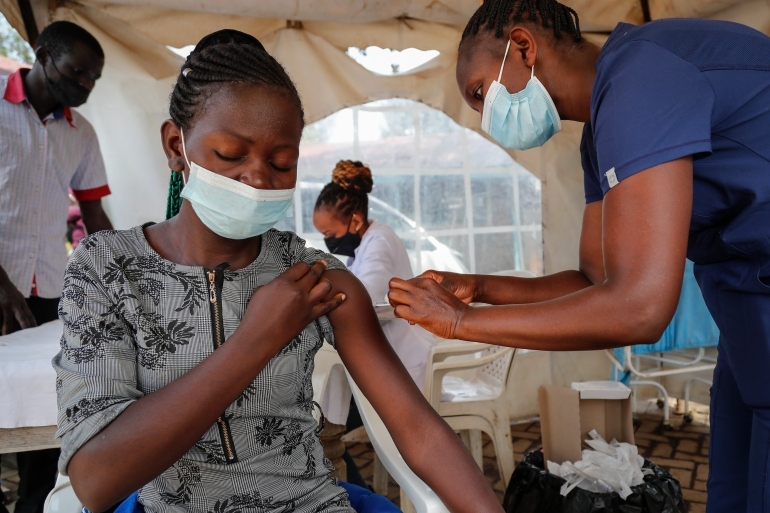 Tiêm vaccine Covid-19 ở Nairobi, Kenya. Ảnh: AP