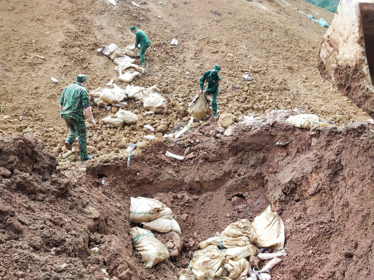 Bộ đội Biên phòng Cao Bằng tiến hành tiêu hủy số tang vật thu giữ. Ảnh: Bộ đội biên phòng Cao Bằng