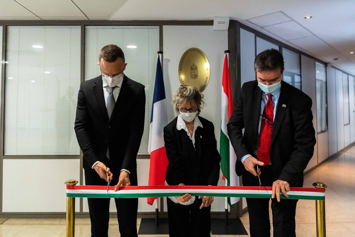 Bộ trưởng Ngoại giao Hungary Peter Szijjarto cắt băng khánh thành Văn phòng Lãnh sự Hungary tại Lyon.