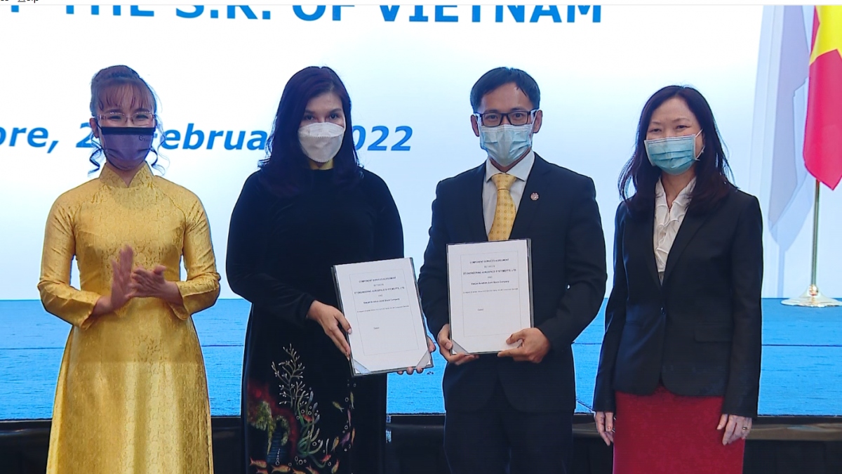 Các doanh nghiệp hai nước trao biên bản ký kết hợp tác tại buổi đối thoại.