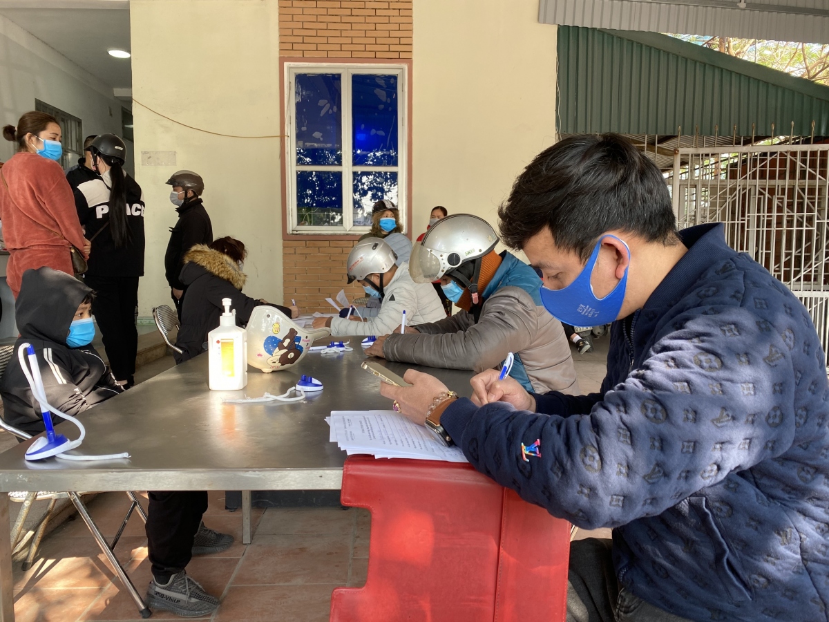 Hơn 2 năm dịch bệnh bùng phát, các nhân viên y tế vẫn chưa có 1 ngày thảnh thơi.