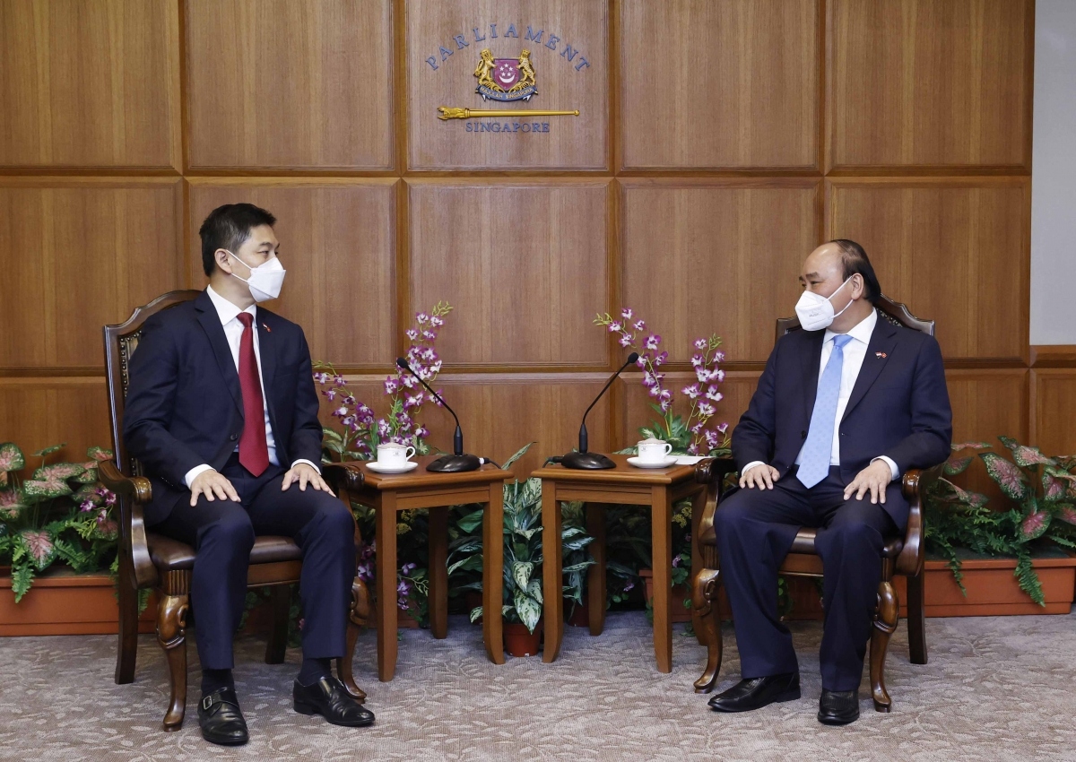 President Nguyen Xuan Phuc (R) meets with Speaker of the Parliament of Singapore Tan Chuan-Jin.