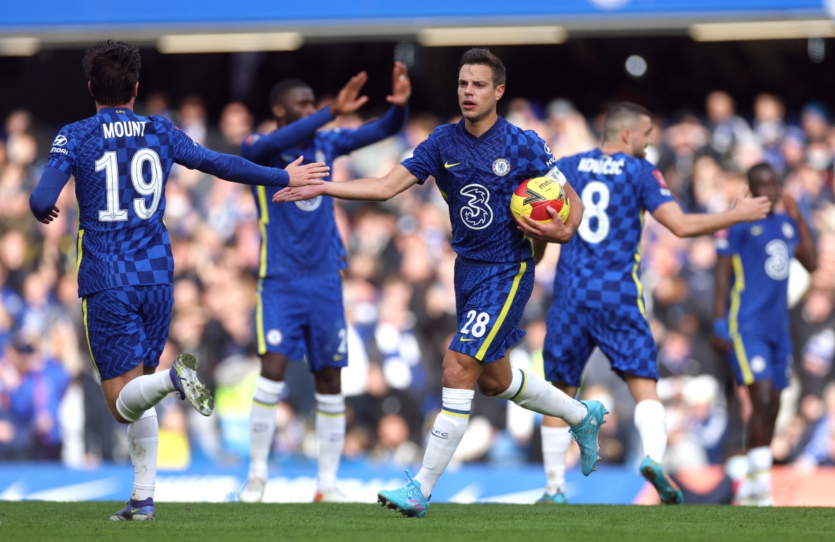 Phải đến phút 41, Chelsea mới có bàn gỡ hoà 1-1 khi Cesar Azpilicueta đánh gót tung lưới Plymouth sau đường kiến tạo của Mason Mount.