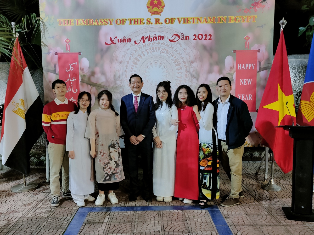 Đại sứ chụp ảnh lưu niệm cùng các sinh viên Việt Nam lần đầu đón tết xa nhà