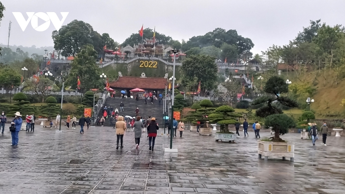 quang ninh welcomes over 300,000 tourists throughout tet picture 1