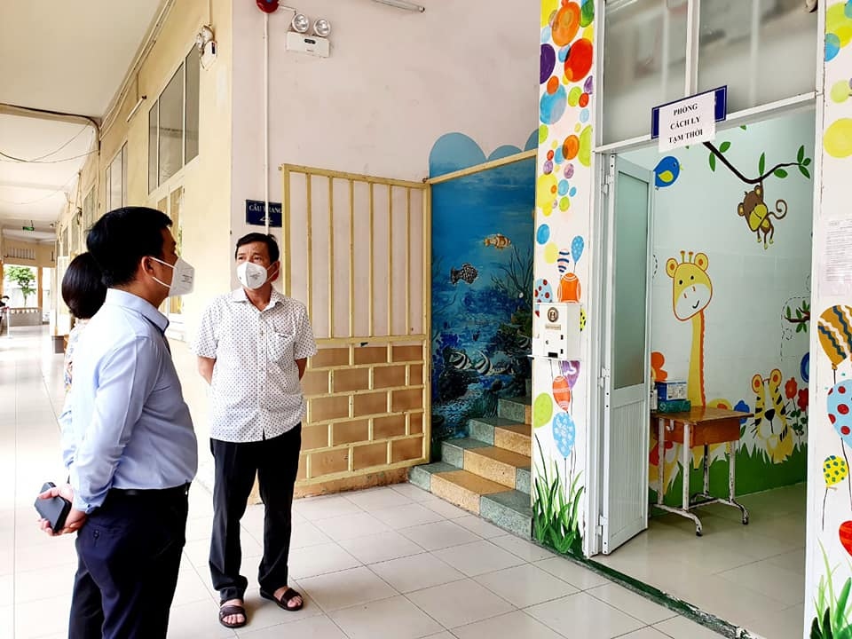 Đoàn của Sở y tế đến kiểm tra tại trường Tiểu học Nguyễn Thái Học (Quận 1) sáng nay (Ảnh: HCDC)