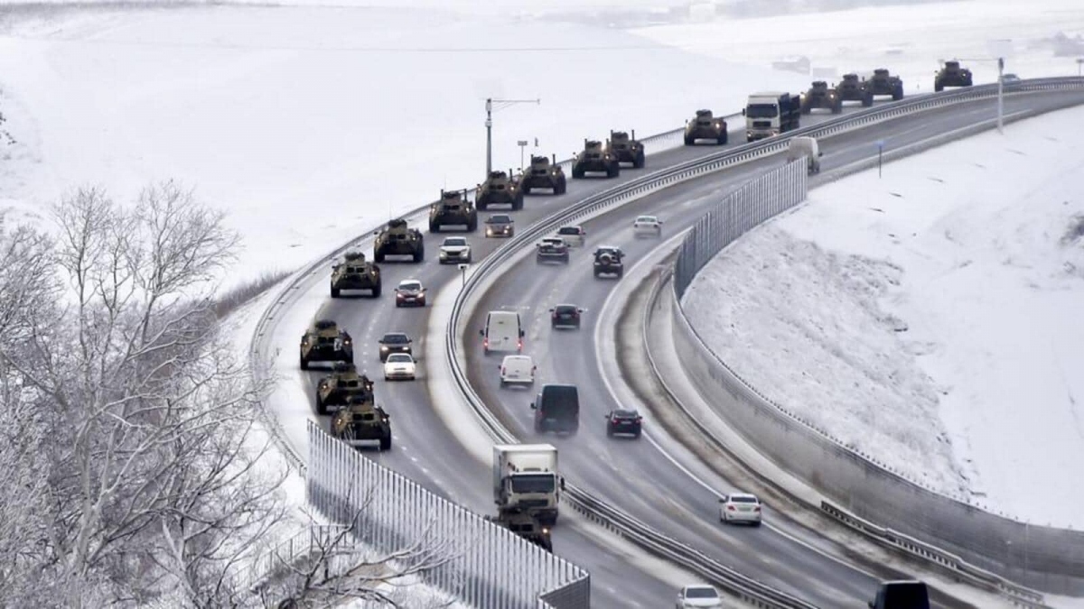Đoàn xe thiết giáp của Nga di chuyển trên cao tốc ở Crimea ngày 18/1/2022. Ảnh: AP