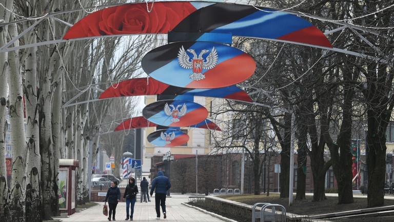 Người dân đi lại trên đường phố tại Cộng hòa Nhân dân Donetsk tự xưng sau khi được Nga cộng nhận độc lập, ngày 22/2/2022. Ảnh: Getty