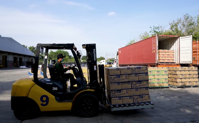 Công nhân Công ty Cổ phần hàng tiêu dùng Phúc Sinh đang vận chuyển hàng lên xe chở ra cảng xuất khẩu.