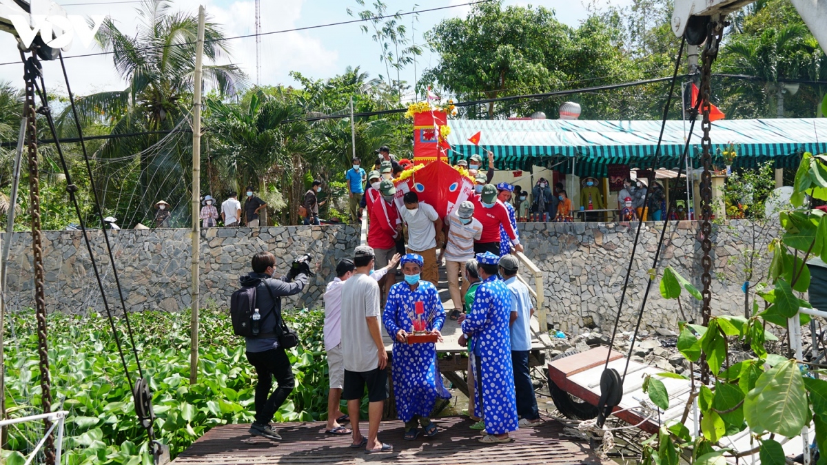 can canh hang tram tau thuyen lam le hoi cau may doc dao tren song hau hinh anh 3