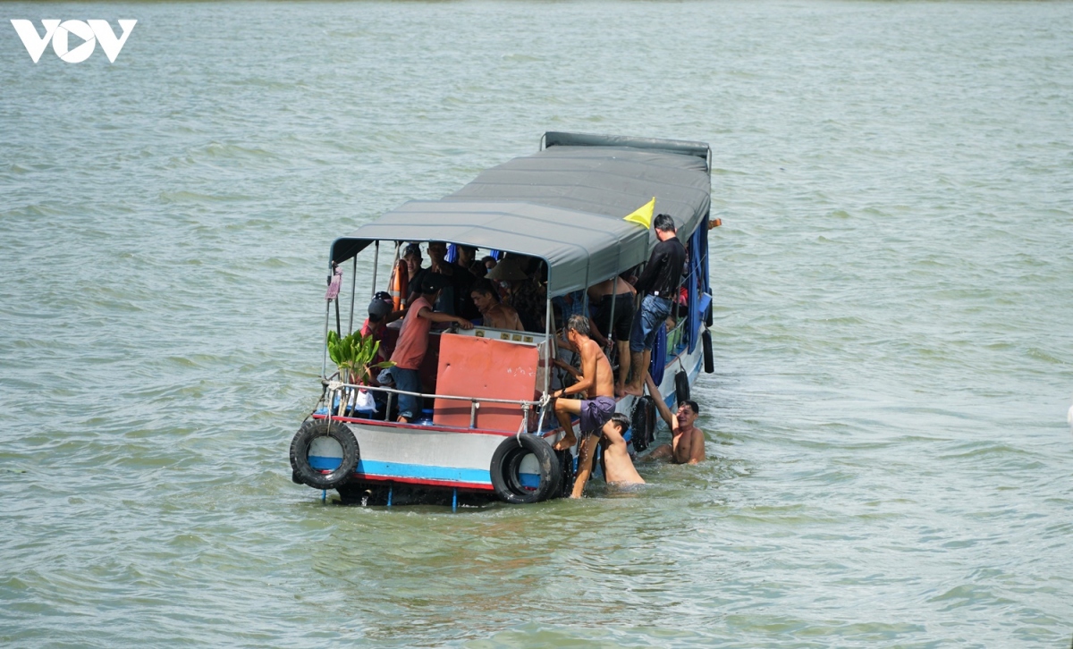 can canh hang tram tau thuyen lam le hoi cau may doc dao tren song hau hinh anh 9