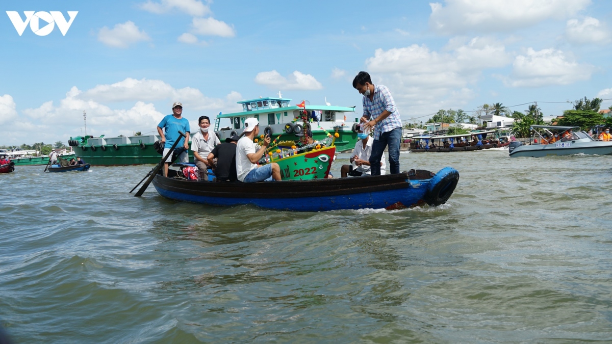 can canh hang tram tau thuyen lam le hoi cau may doc dao tren song hau hinh anh 10