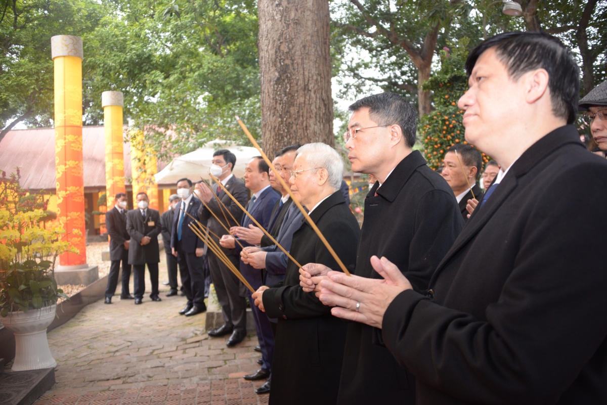 Tổng Bí thư Nguyễn Phú Trọng và các đại biểu dâng hương tại Hoàng Thành Thăng Long