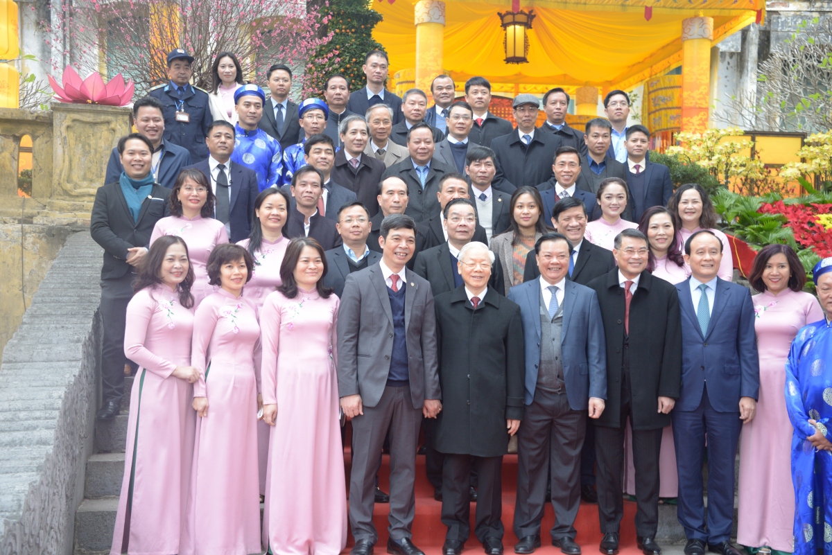 Tổng Bí thư Nguyễn Phú Trọng chụp ảnh lưu niệm cùng cán bộ nhân viên Khu di tích.