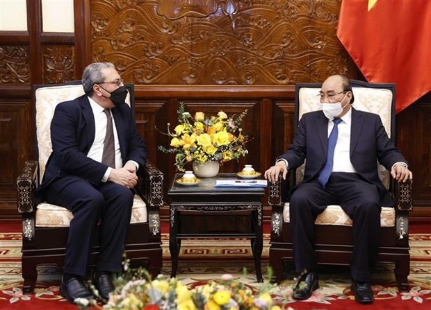 president phuc hosts singaporean and egyptian ambassadors picture 2