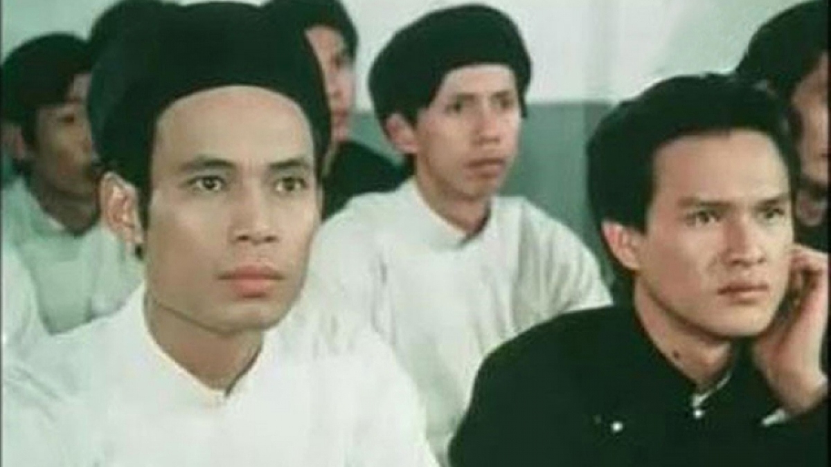 NSƯT Tiến Hợi (bên trái) thể hiện vai Nguyễn Tất Thành trong phim “Hẹn gặp lại Sài Gòn”.