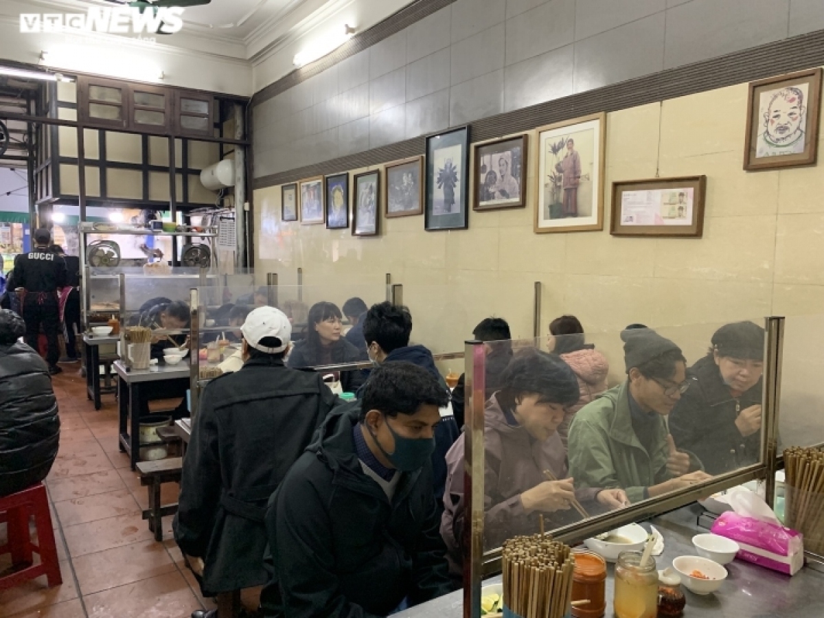 huge crowds emerge as hanoi sees eateries reopen following tet picture 1