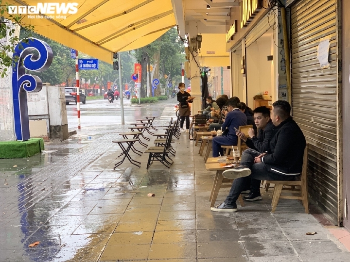 huge crowds emerge as hanoi sees eateries reopen following tet picture 12