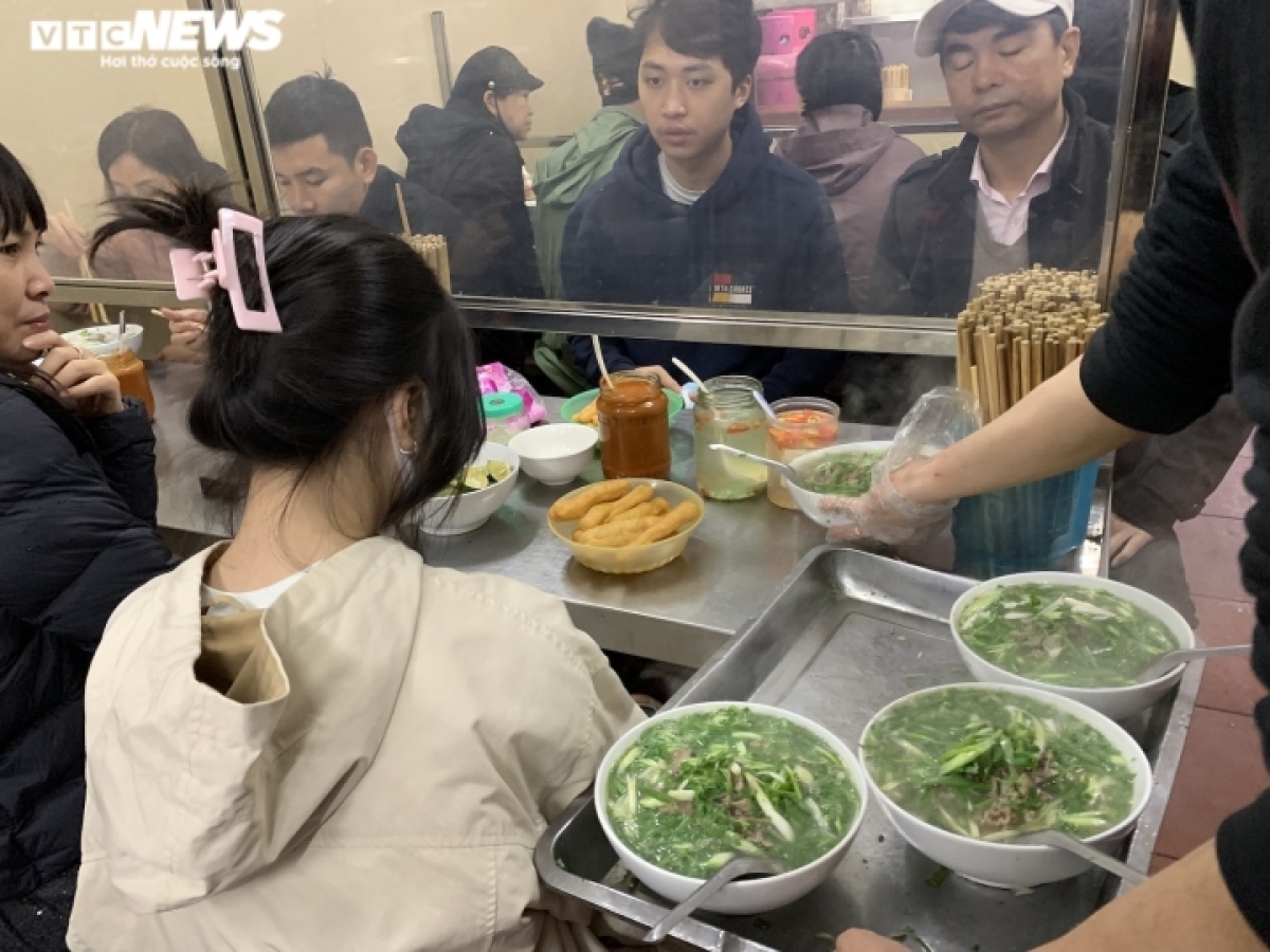 huge crowds emerge as hanoi sees eateries reopen following tet picture 2