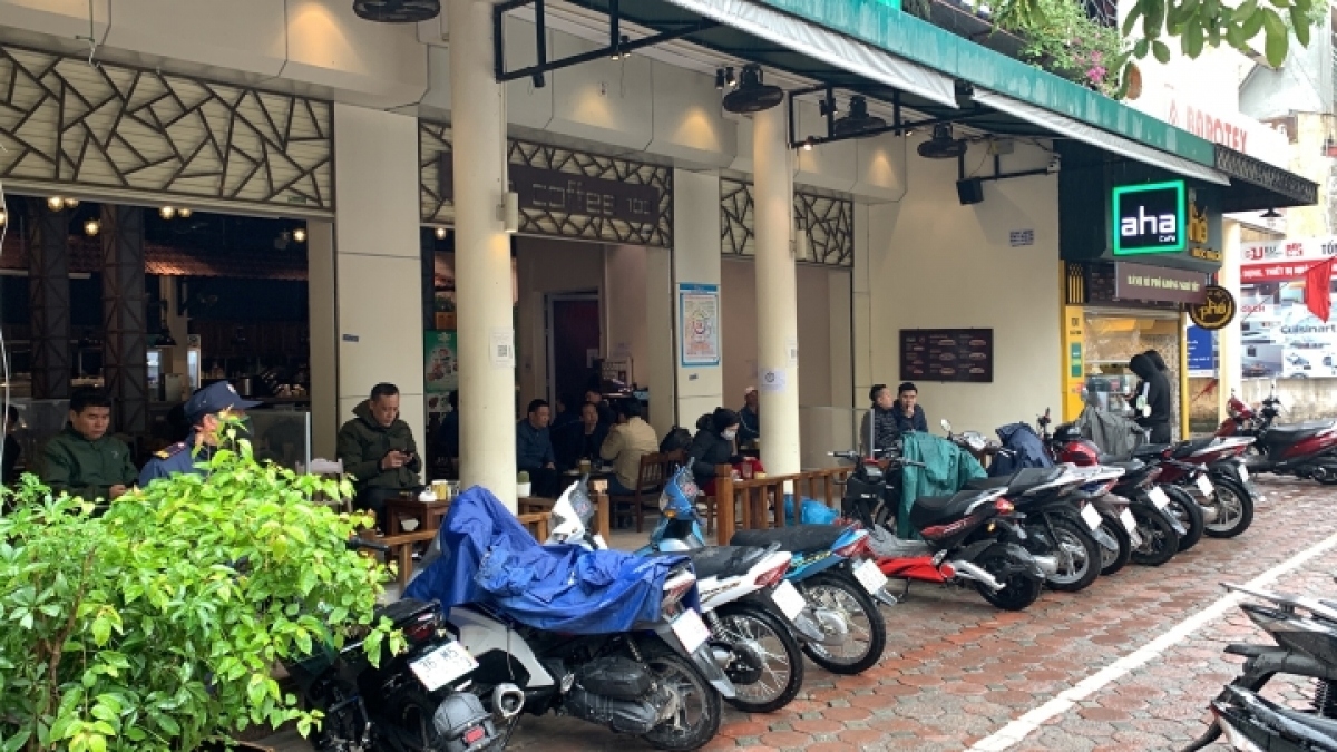 huge crowds emerge as hanoi sees eateries reopen following tet picture 9