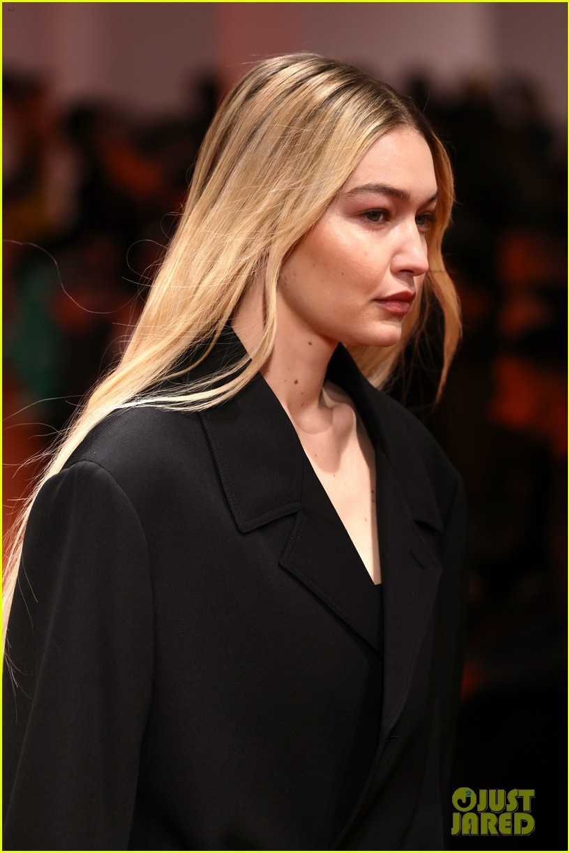 gigi hadid tai xuat an tuong tren san catwalk sau khi chia tay ban trai zayn malik hinh anh 2