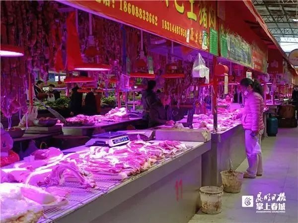 Giá thịt lợn ở Trung Quốc giảm mạnh. (Ảnh: Nhật báo Côn Minh)