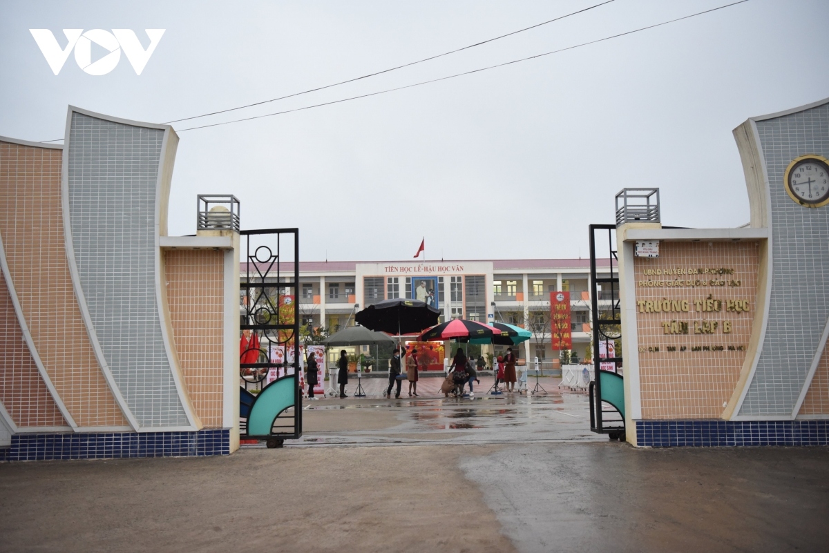 Despite cold weather and rain many pupils eagerly go to school very early in the morning.