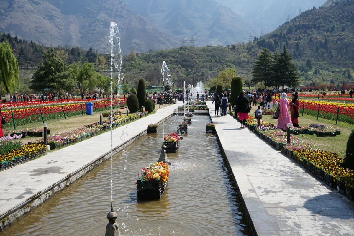 Nghỉ nhà thuyền trên dãy Himalaya