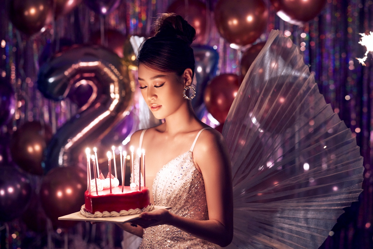 Hoa hậu Thùy Tiên xinh đẹp đáng yêu trong sinh nhật bà Phạm Kim Dung