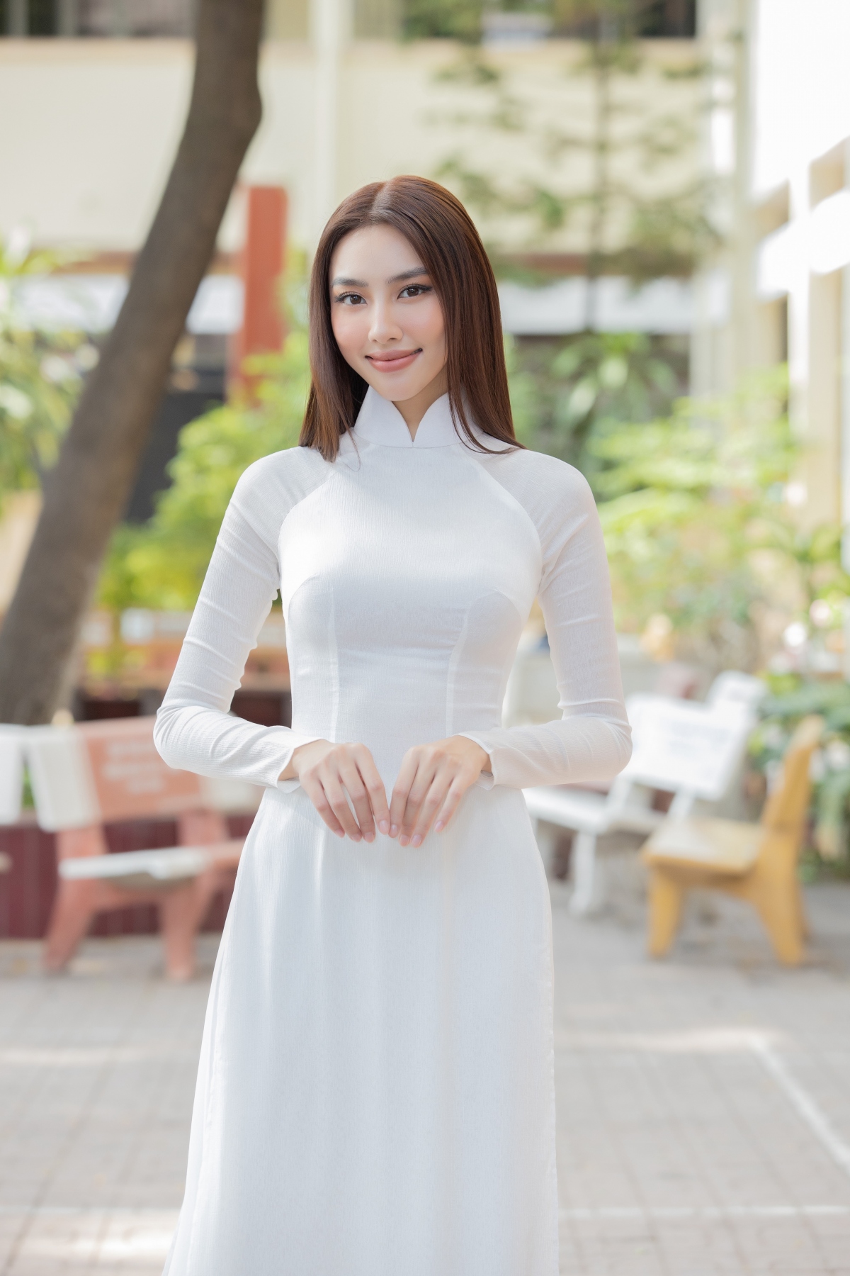 Hoa hậu Thùy Tiên diện áo dài nữ sinh, tri ân thầy cô trong ngày ...