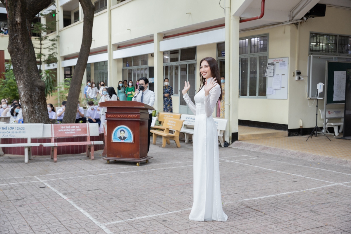 Trước đây, Nguyễn Thúc Thùy Tiên vốn đã là một trong những học sinh nổi bật thuộc niên khóa 2013-2016 của trường. Không chỉ sở hữu ngoại hình xinh đẹp thời phổ thông, nàng hậu còn gây chú ý bởi năng khiếu nghệ thuật.