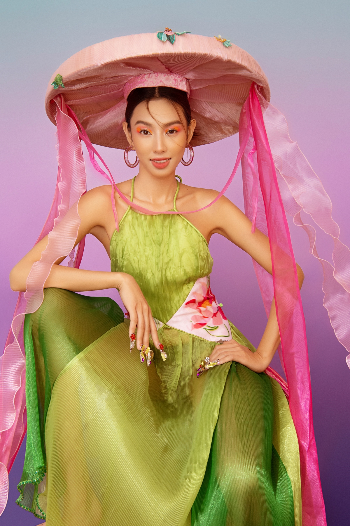 Thùy Tiên mặc váy cắt xẻ ở chung kết Hoa hậu Hòa bình Quốc tế 2021