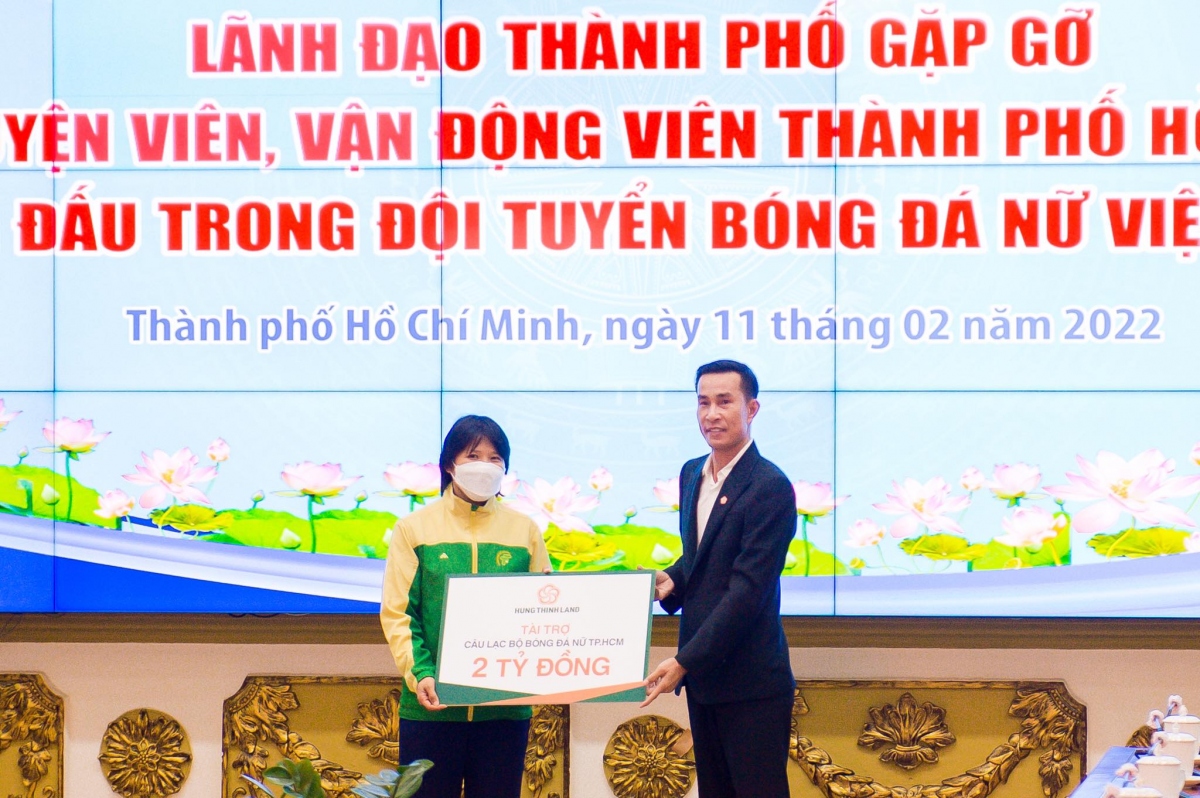 Ông Cao Minh Hiếu - Thành viên HĐQT Tập đoàn Hưng Thịnh, kiêm Phó Tổng Giám đốc Hưng Thịnh Land trao tài trợ 2 tỷ đồng cho đại diện CLB bóng đá nữ TP.HCM.