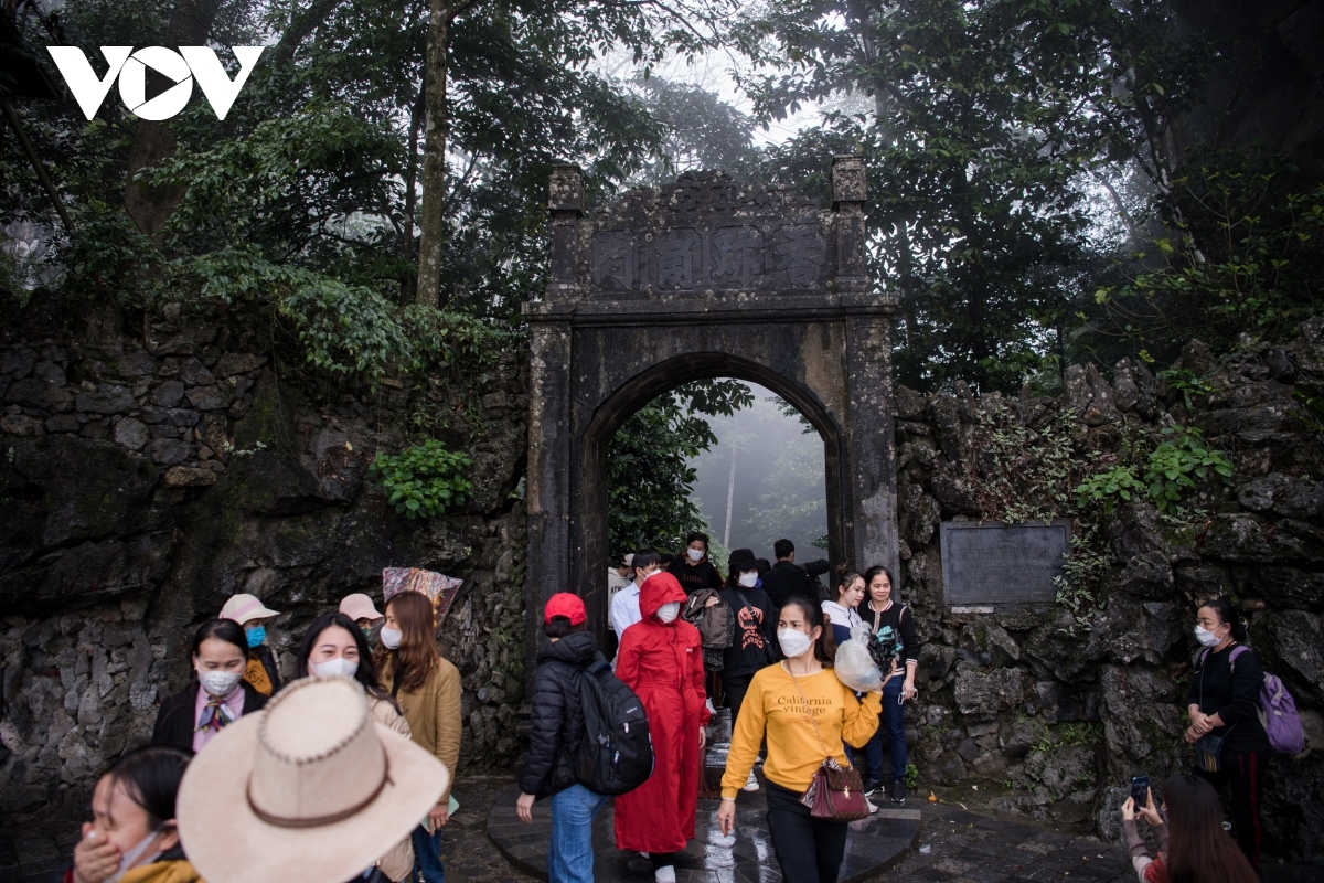 huong pagoda festival attracts crowds on opening day picture 1 huong pagoda festival attracts crowds on opening day picture 1