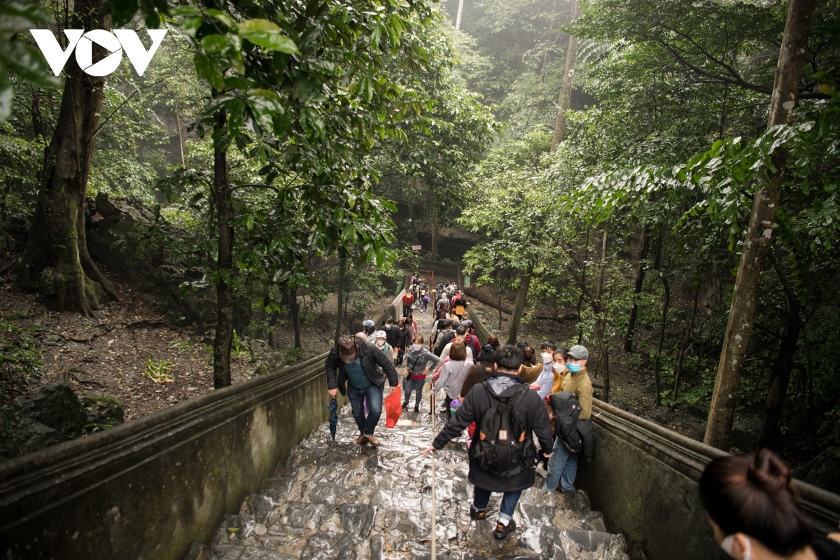 huong pagoda festival attracts crowds on opening day picture 2