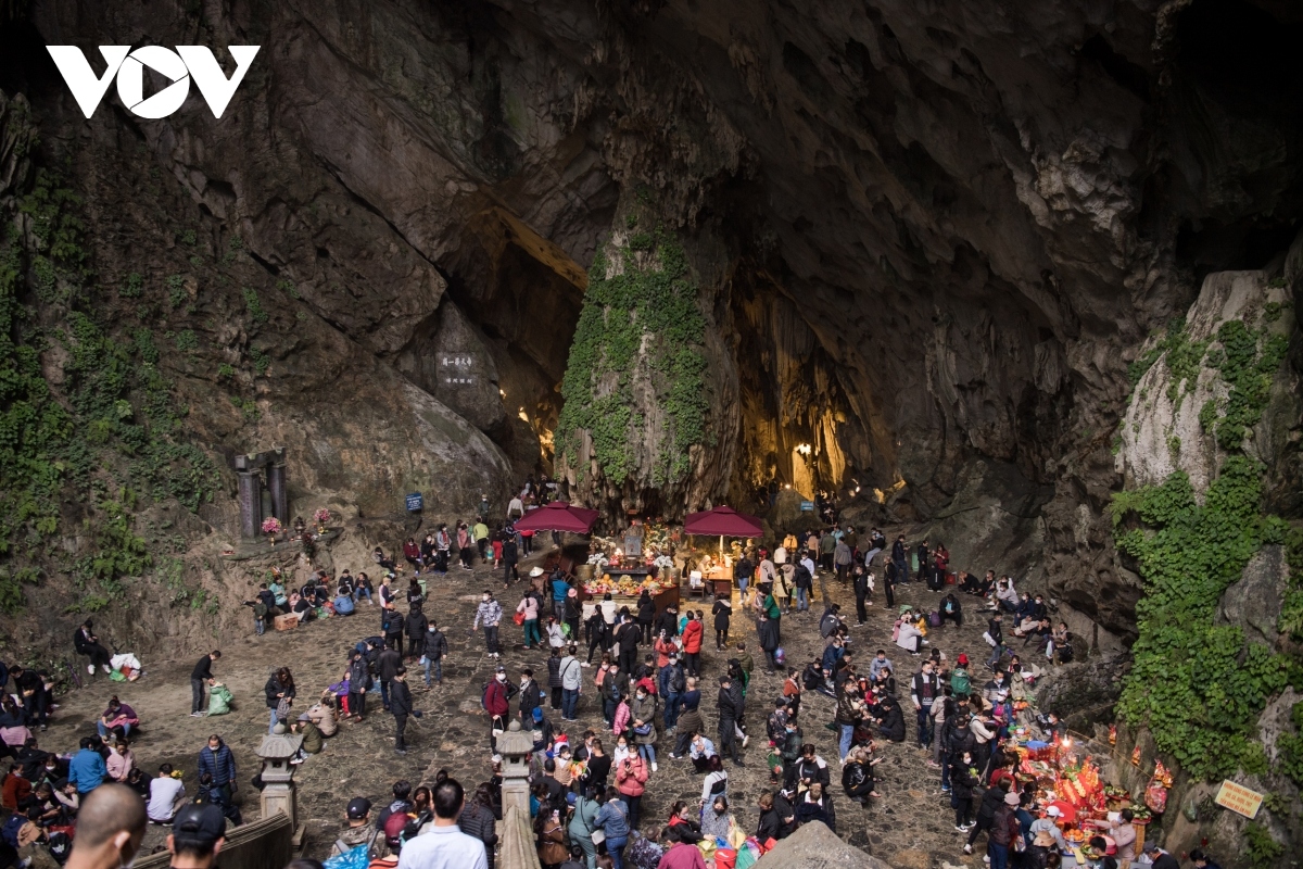 huong pagoda festival attracts crowds on opening day picture 3