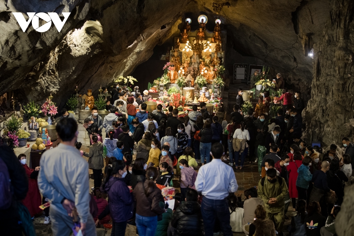 huong pagoda festival attracts crowds on opening day picture 4