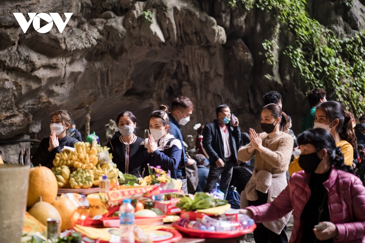 huong pagoda festival attracts crowds on opening day picture 5