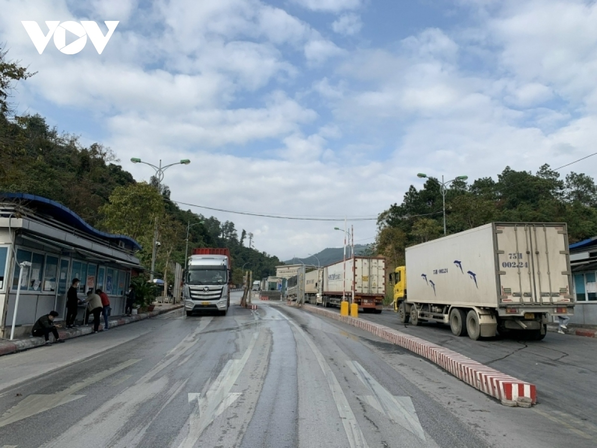 more container trucks cross border gates into china picture 1