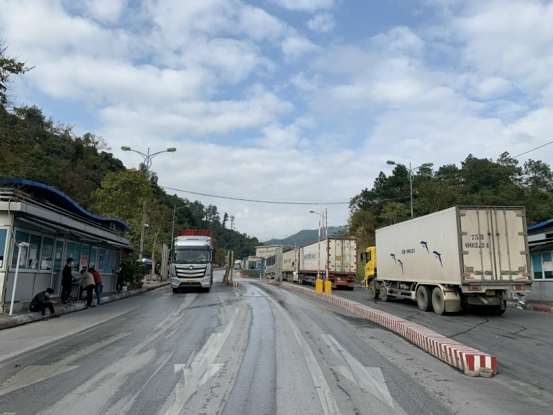 Lạng Sơn dừng tiếp nhận phương tiện chở hàng hoa quả tươi lên cửa khẩu từ ngày 16/2